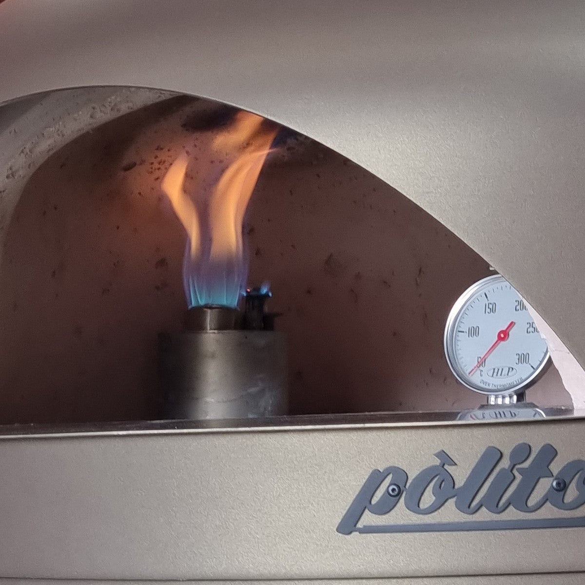 Gas burner alight in the centre of the Polito Giotto Gas cooking floor