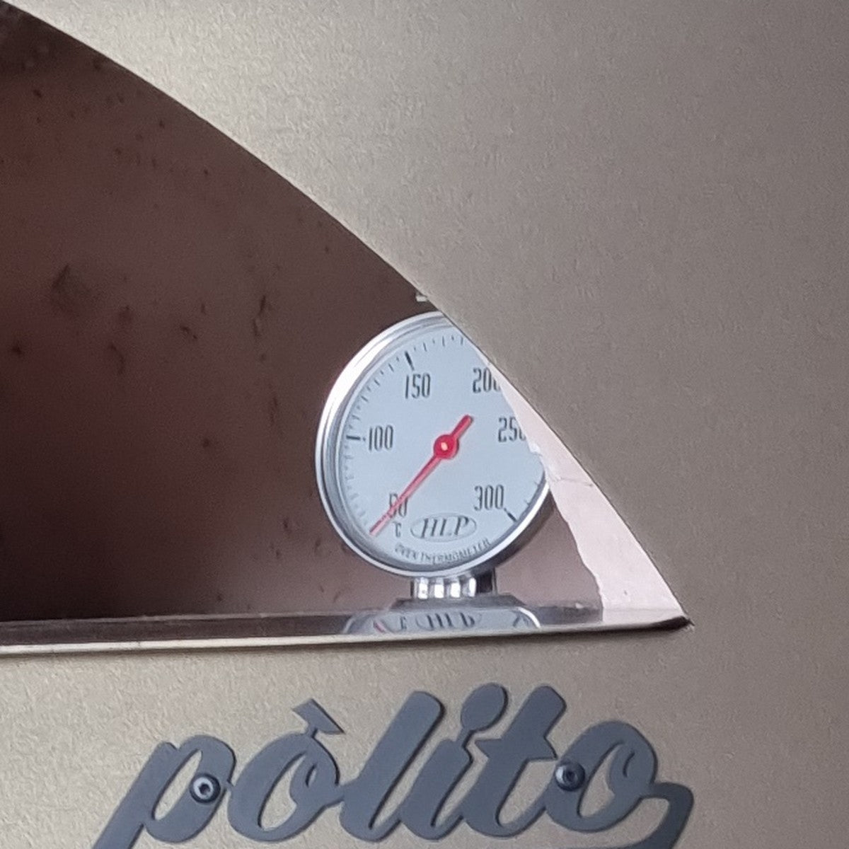Dial thermometer set into the face of the Polito Giotto Gas